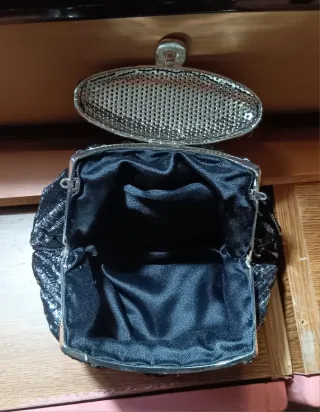 Bolso de mano plateado y negro