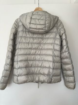 Plumón ligero Uniqlo Mujer color gris plata