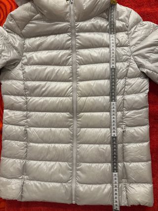 Plumón ligero Uniqlo Mujer color gris plata