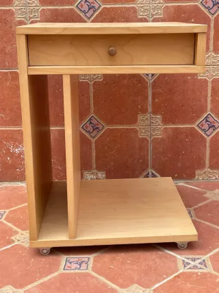 Mesita auxiliar de madera con ruedas