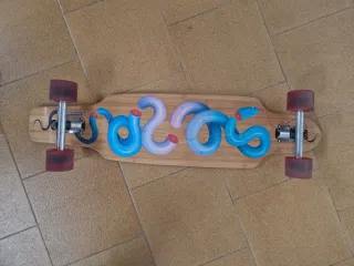Longboard con diseño de serpiente