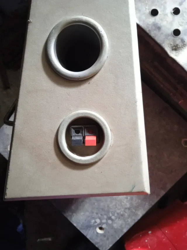 Altavoz negro y beige no negociable