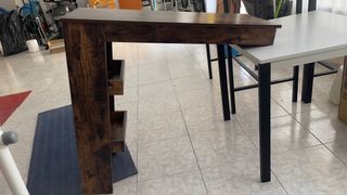 Mesa alta,  efecto madera,anclada a pared