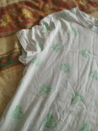 Camiseta blanca hojas verdes