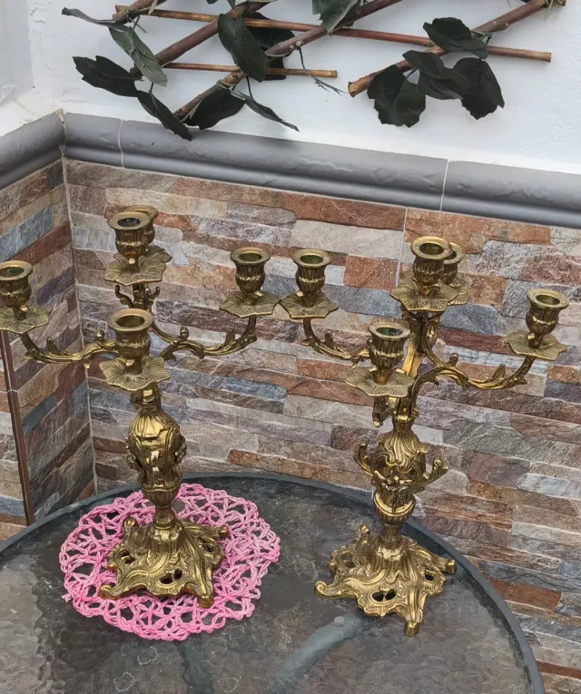 Reloj de bronce y candelabros..juego de té y má