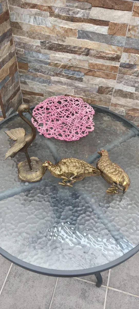 Reloj de bronce y candelabros..juego de té y má