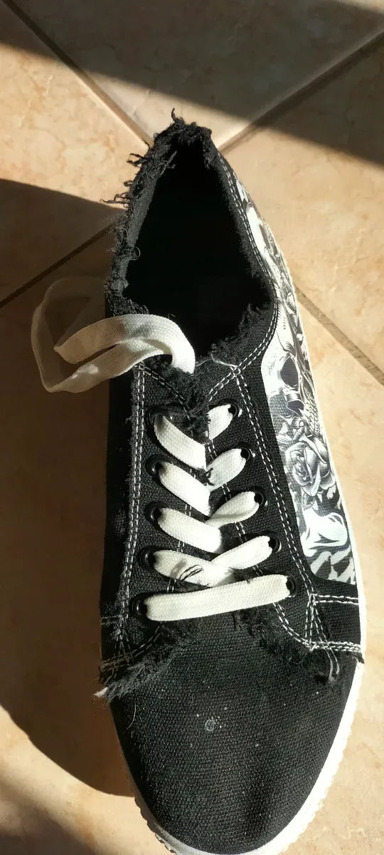 Sneakers donna nere con teschio e rose