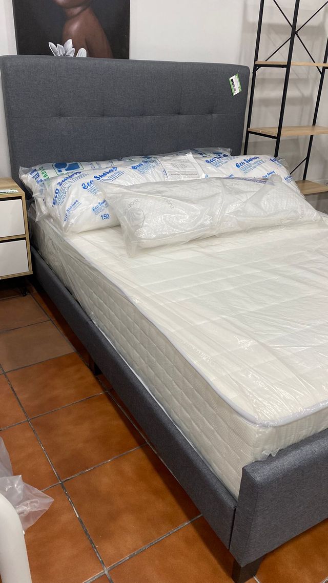 Cama gris con cabecero y somier