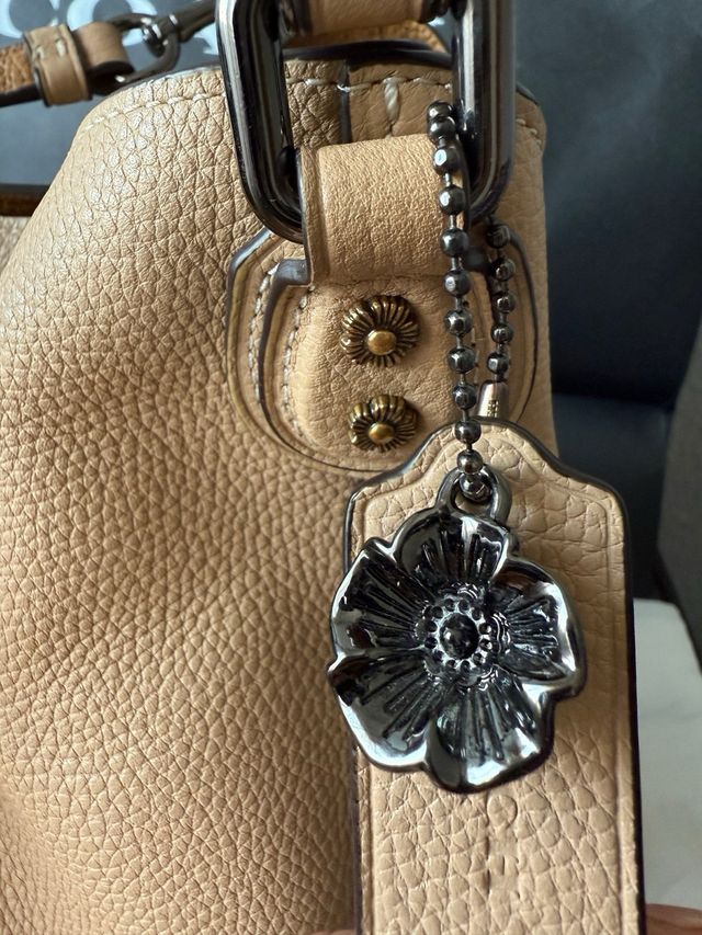 COACH bolso Beige con Detalles Dorados