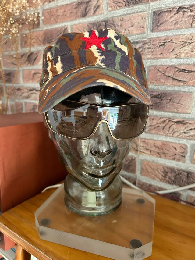 Berretto mimetico con bandiera cubana e stella