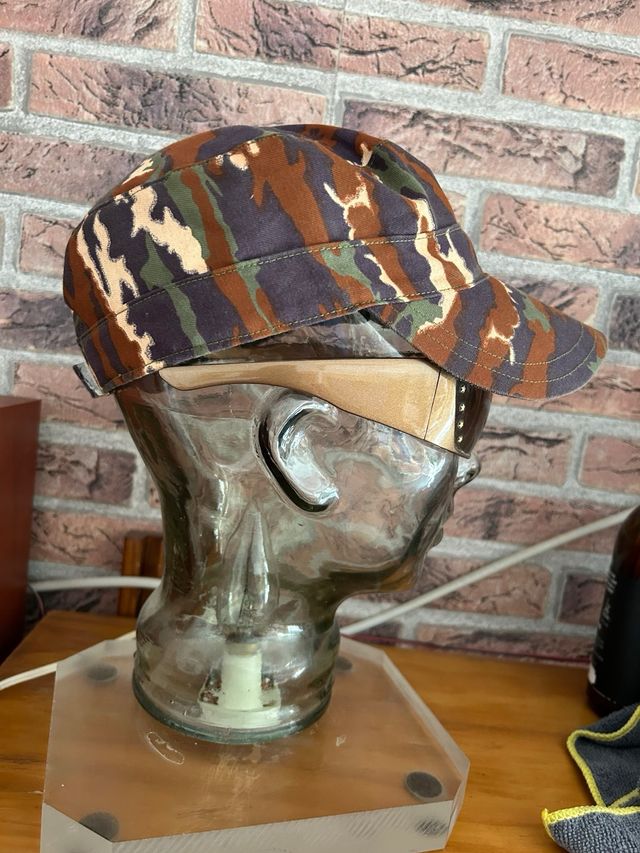 Berretto mimetico con bandiera cubana e stella