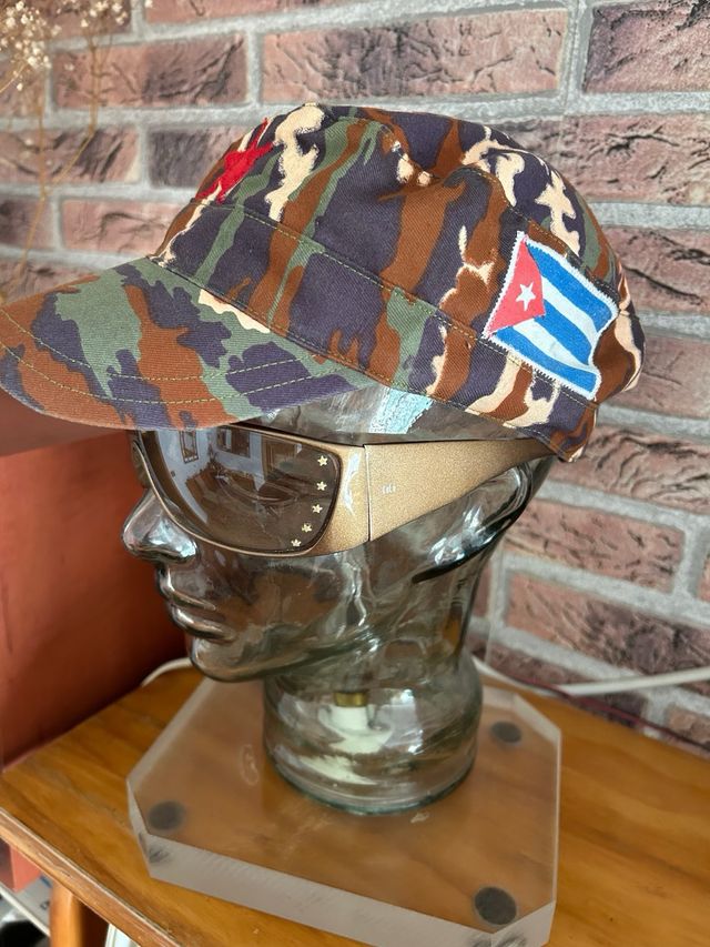 Berretto mimetico con bandiera cubana e stella