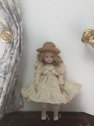 Muñeca antigua porcelana vestido beige