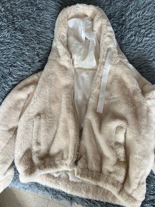 Chaqueta peluche beige y blanca con capucha