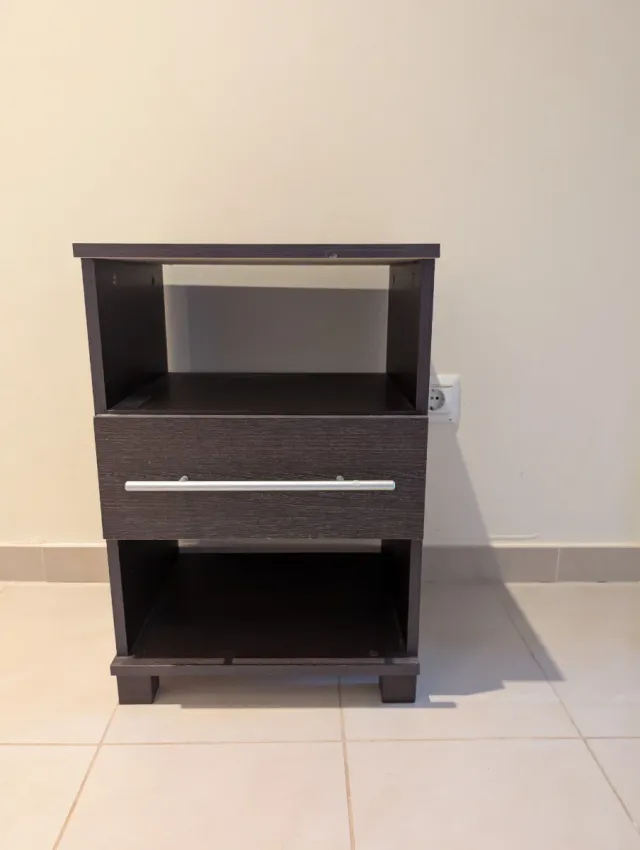 Mesita de noche de madera