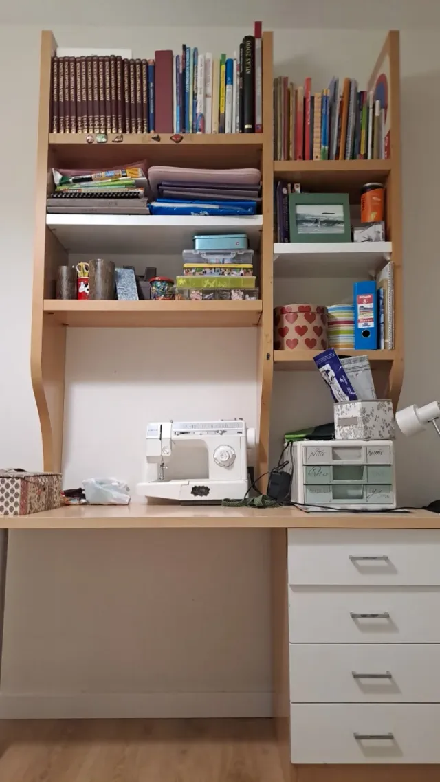 Escritorio con estantería de madera. 