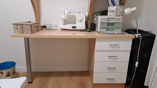 Escritorio con estantería de madera. 