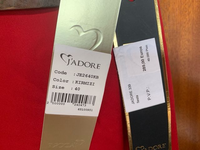 Vestido de fiesta rojo con encaje