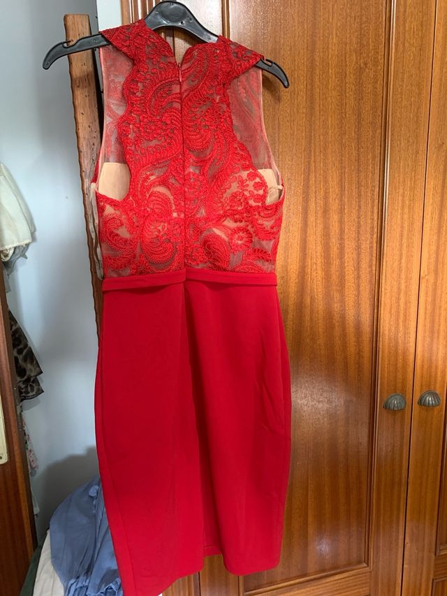 Vestido de fiesta rojo con encaje