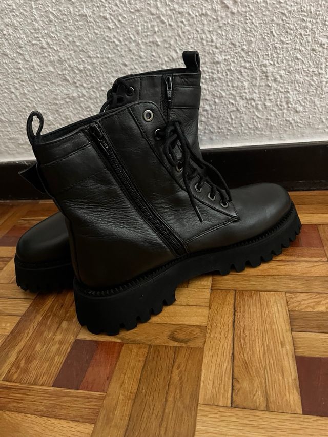 Botas negras con cordones y suela gruesa