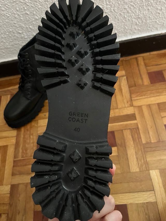 Botas negras con cordones y suela gruesa