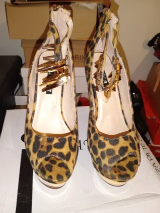 Zapatos de tacón leopardo con tachuelas doradas