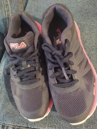 Zapatillas Fila Azul oscuro y roja unisex