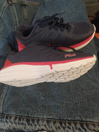 Zapatillas Fila Azul oscuro y roja unisex