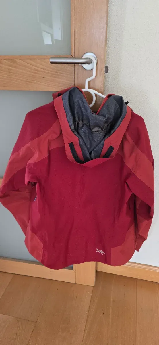 Chaqueta Arc'teryx Roja.