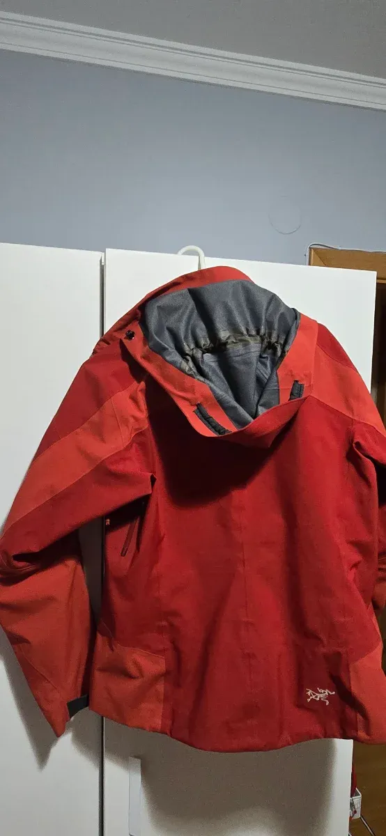 Chaqueta Arc'teryx Roja.