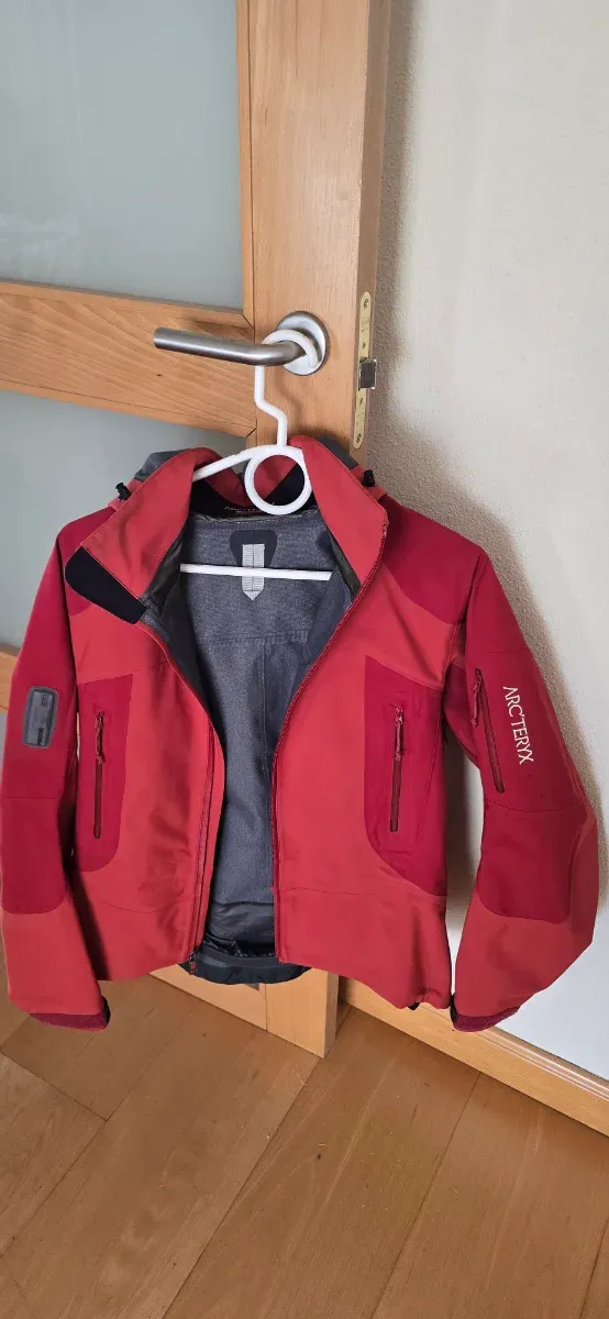 Chaqueta Arc'teryx Roja.