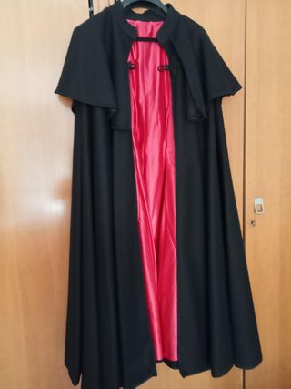 Capa negra con forro rojo