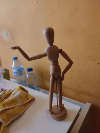 Figura de madera articulada