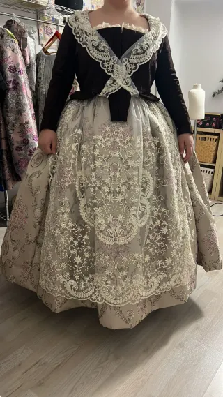 Traje de Fallera Beige y Marrón