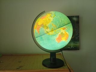 Globo terráqueo con luz