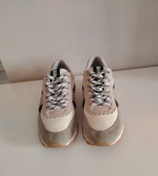 Zapatillas cómodas beige y grises
