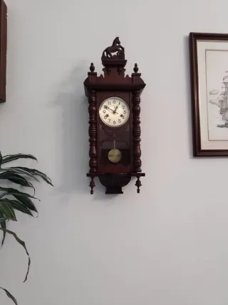Reloj de pared antiguo de madera