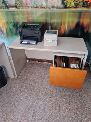 Mesa de oficina con carpetero colgante