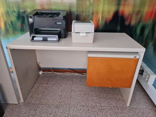 Mesa de oficina con carpetero colgante