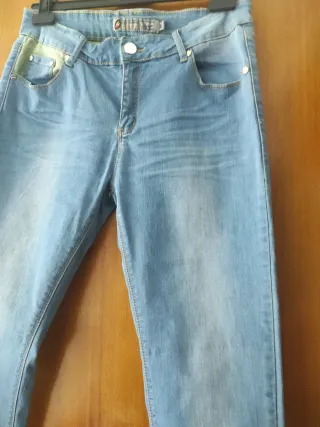 Vaqueros mujer azules con detalles verdes
