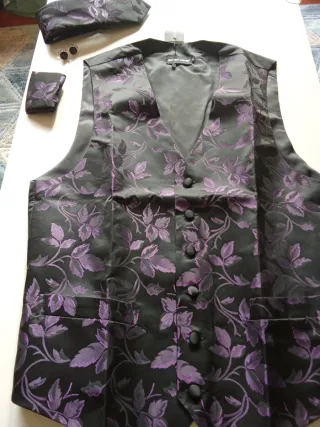 Chaleco y corbata Barry Wang Negro y Morado. 