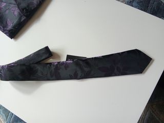Chaleco y corbata Barry Wang Negro y Morado. 