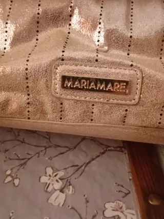 Bolso dorado con detalles