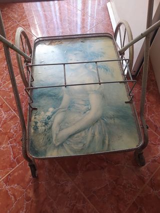 Carrito camarera con bandejas decoradas