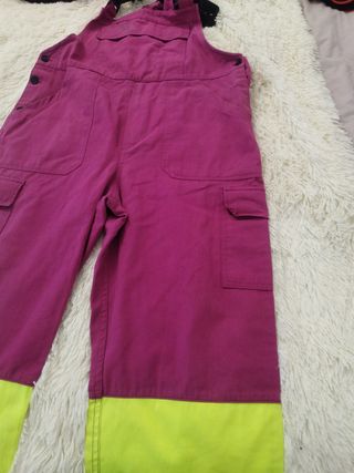Mono de trabajo rosa y amarillo con bolsillos