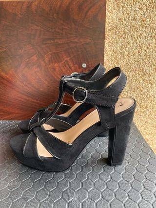 Sandalias de tacón negras con tiras