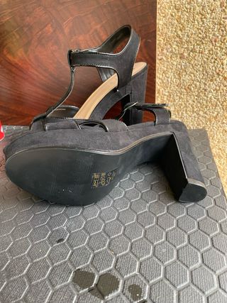 Sandalias de tacón negras con tiras