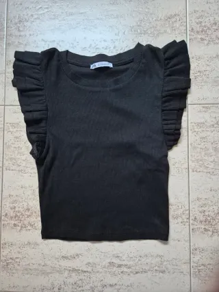 Camiseta Zara negra con volantes