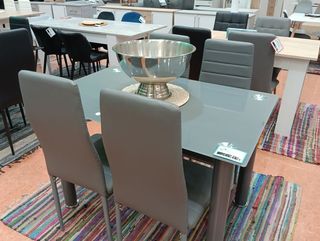 Mesa y 4 sillas, Gran Oferta!