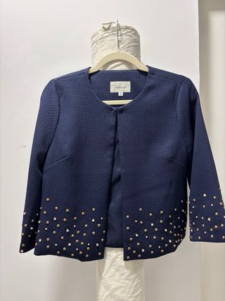Chaqueta corta azul marino con adornos dorados